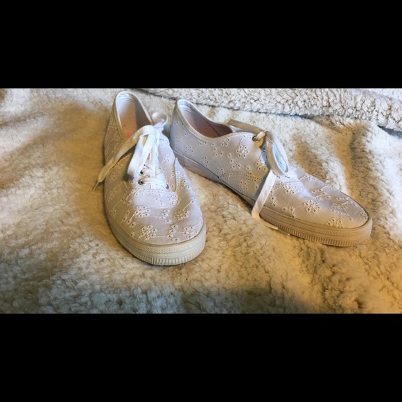 White size 9 shoes from American Eagle - Picture 2 of 5